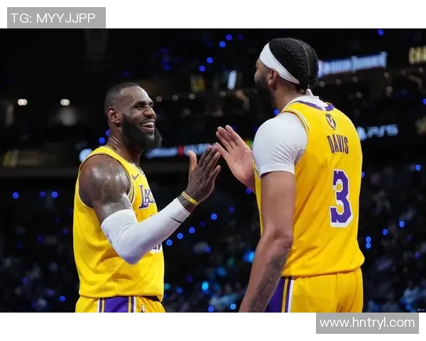 面具詹领衔湖人对决尼克斯精彩对抗赛回顾与分析