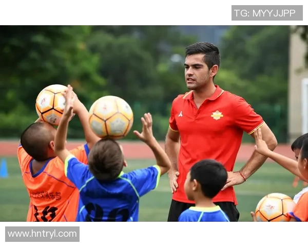 马丁内斯的传奇人生与足球生涯背后的故事揭秘
